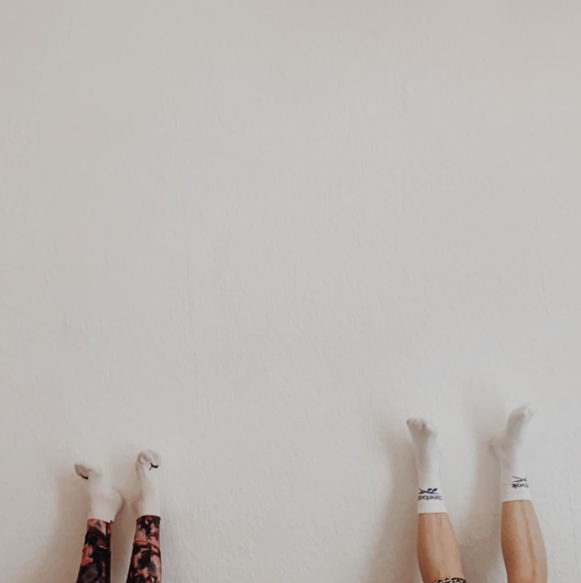 Jambes en l'air contre le mur, posture de relaxation