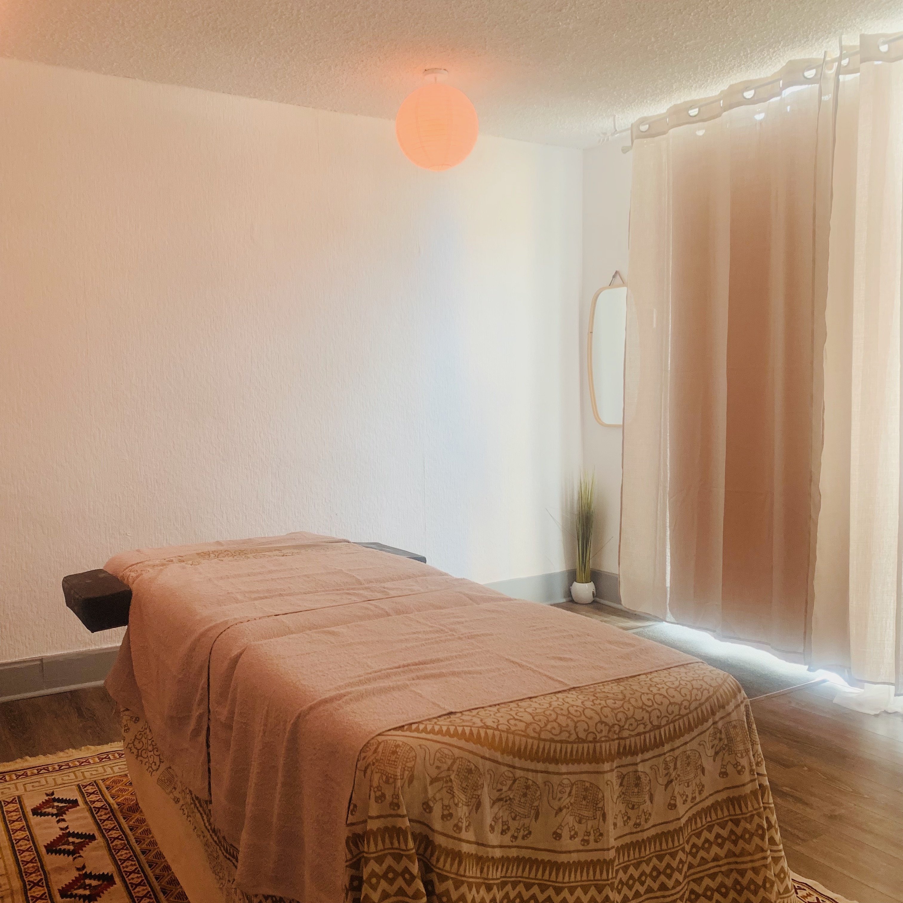 Table de massage préparée pour une séance d'Abhyanga