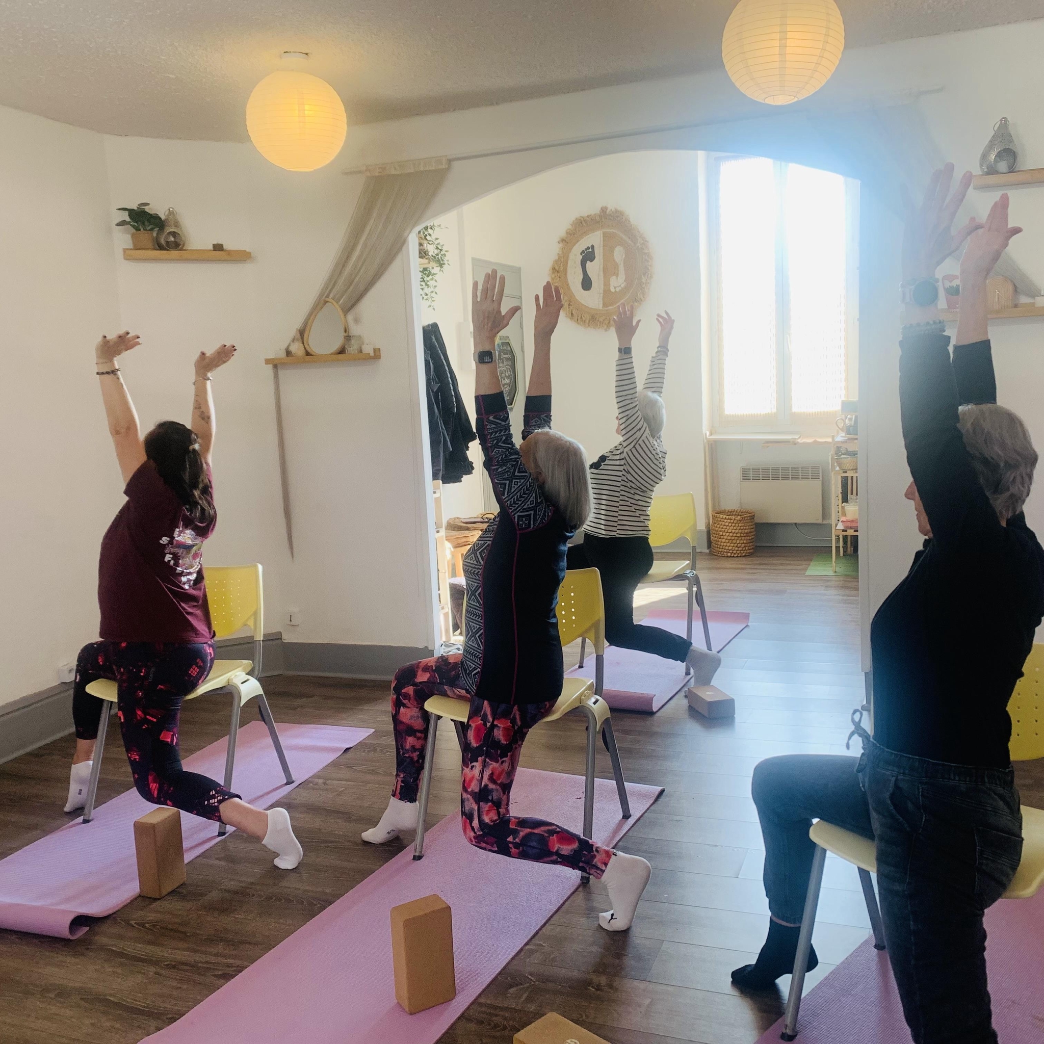 Cours de yoga sur chaise en groupe